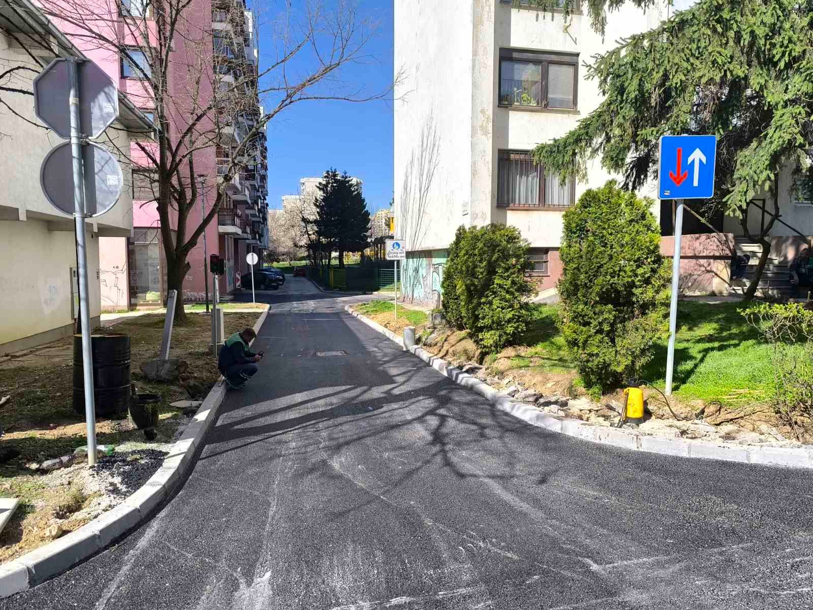 Asfaltiranje pješačkih staza, prilaza stambenim zgradama i požarnih puteva u Olimpijskoj ulici