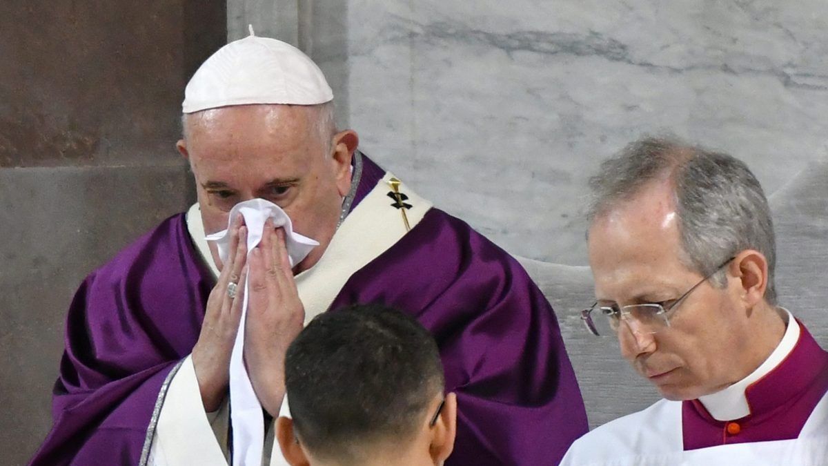 Papa se liječi u posebnom apartmanu rezerviranom za pape na desetom spratu bolnice Gemelli, gdje je nastavio raditi