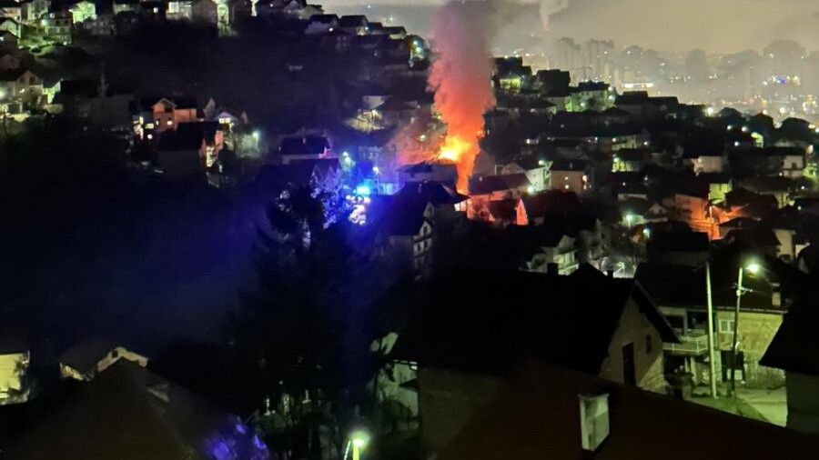 Rano jutros, oko 05:00 sati, požar je zahvatio porodičnu kuću u sarajevskom naselju Boljakov Potok.