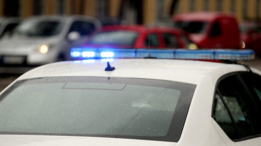 Pijani vozač sletio sa puta u bh gradu, prebačen na liječenje u Klinički centar