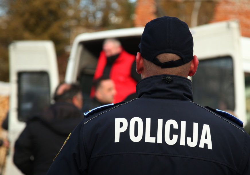 Policija je sinoć u Zavidovićima uhapsila muškarca koji je sjekirom razbio staklo na jednom vozilu i povrijedio vozača tog vozila. 