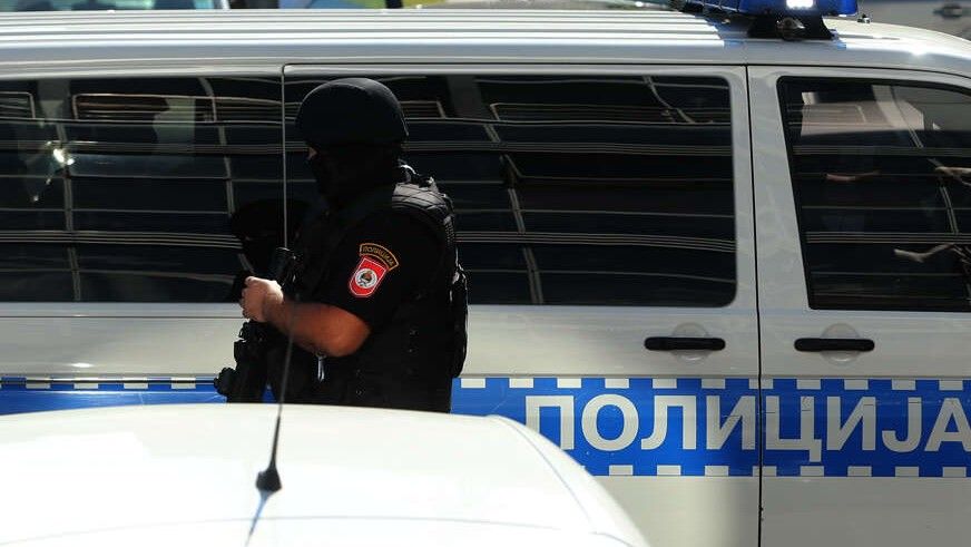 Nakon izvršenih pretresa, osumnjičeni će uz izvještaj sutra biti predati tužiocu koji će nakon saslušanja odlučiti o stavljanju prijedloga za pritvor