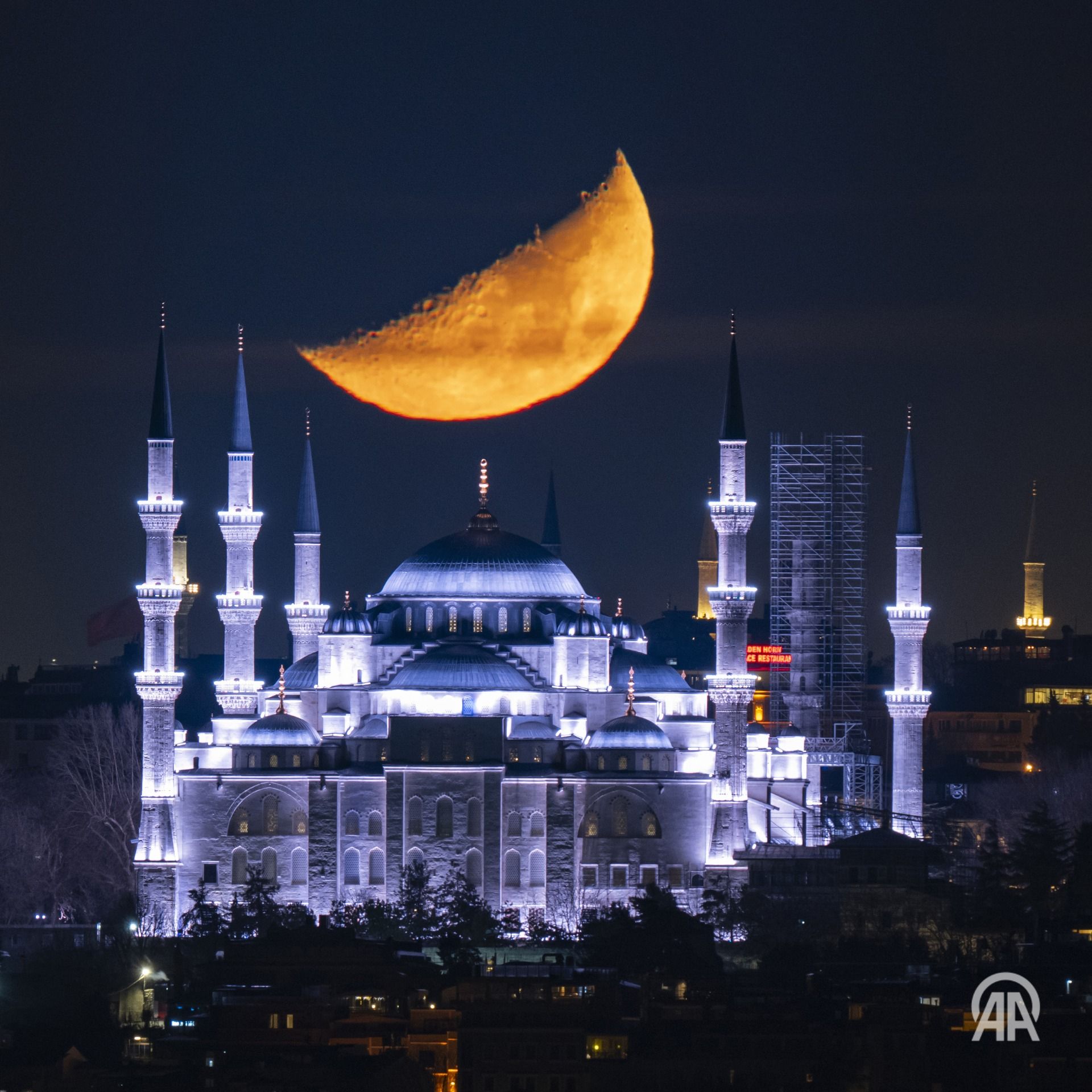 Fascinantni prizori iznad Istanbula: Polumjesec obasjao Plavu džamiju