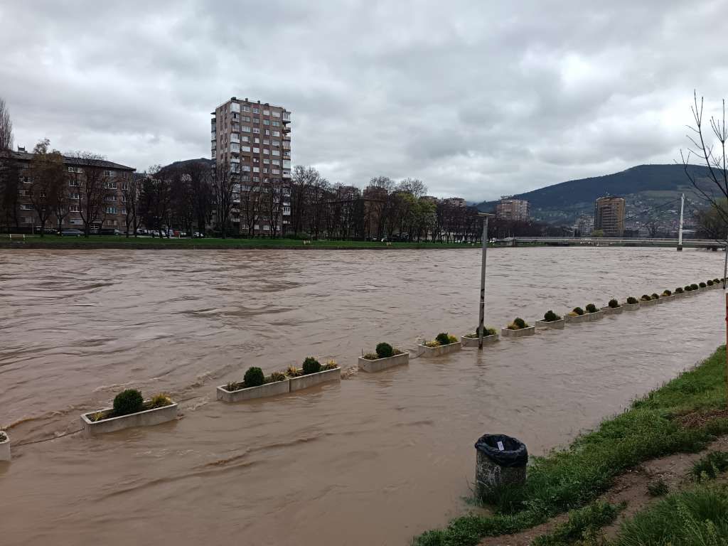 Porastao je i nivo pritoka rijeke Bosne, ali za sada nema informacija o pričinjenim materijalnim štetama.