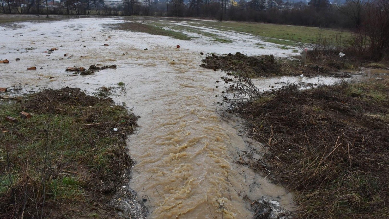 Na području općine Jajce uslijed obilnih padavina došlo do izlijevanja manjih bujičnih potoka koji nemaju stalni tok