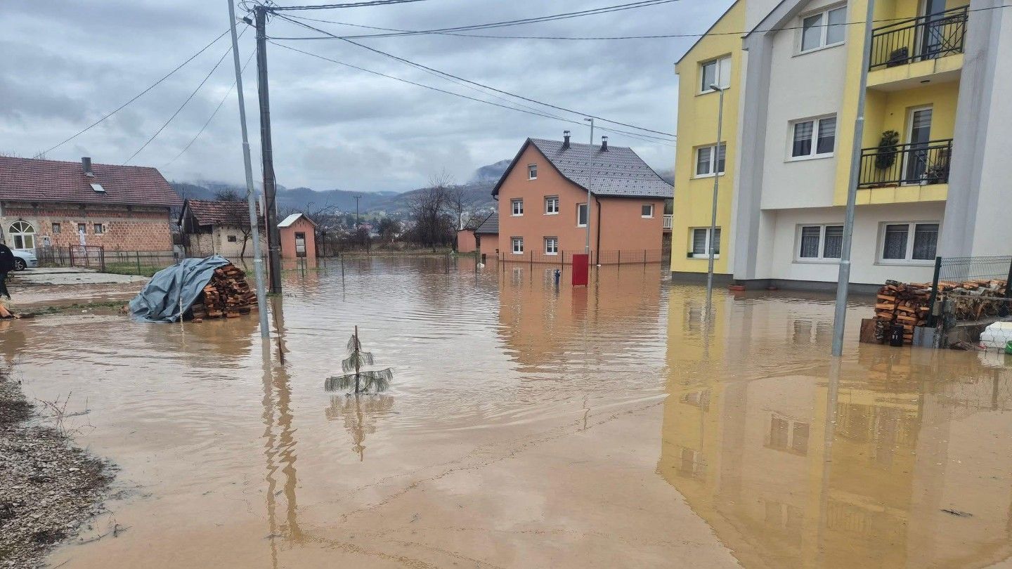 Osim obilnih padavina, dodatni faktor koji može pogoršati situaciju je topljenje snijega s planinskih područja, što će povećati oticaj i dodatno podići nivo rijeka