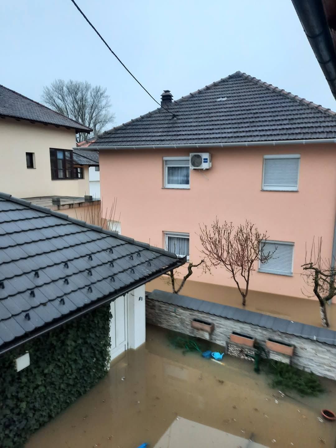 Haotična situacija u Prijedoru: Sana se izlila, poplavljene crkva, škola i džamija