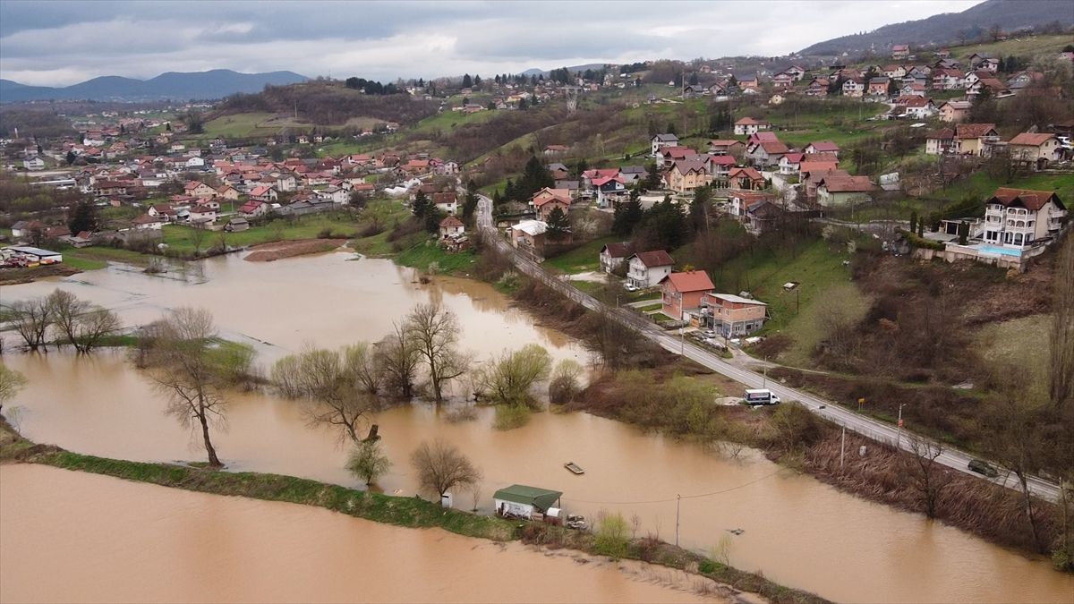 Dodaju da će padavinski talas potrajati do sutra naveče kada bi u noći na subotu, barem prolazno padavine oslabile i prestale u svim krajevima