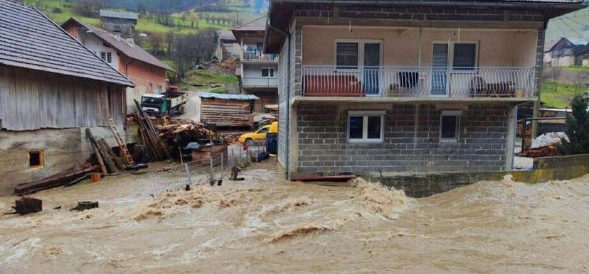 Zbog izlijevanja vode na kolovoz obustavljen saobraćaj na više putnih pravaca