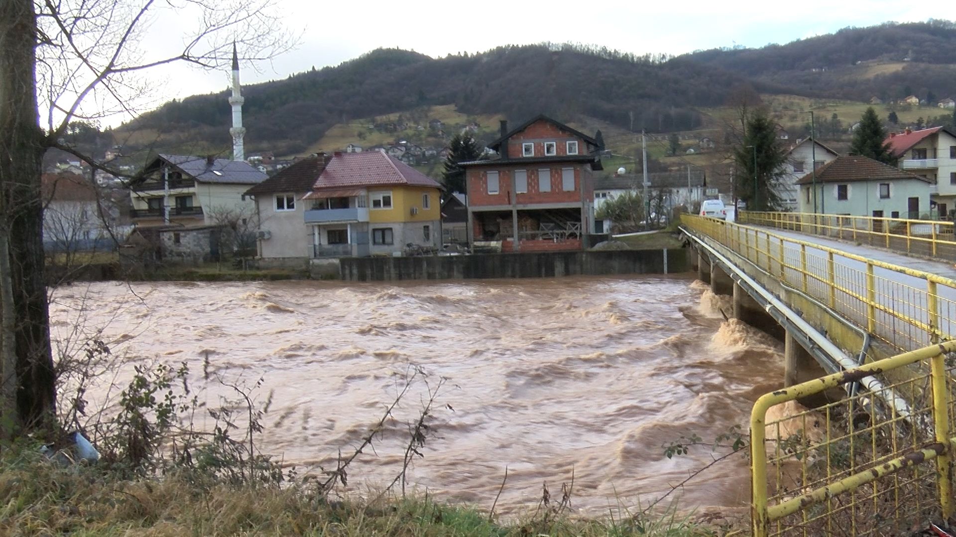 Ekipe civilne zaštite su na terenu i aktivno rade na saniranju problema uočenih na pojedinim lokacijama u općinama Vogošća i Centar.