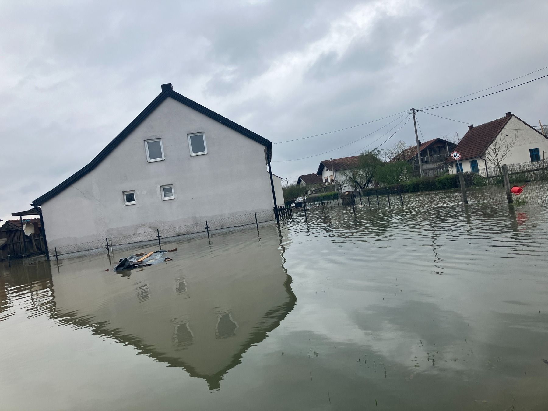 Trenuti vodostaj Sane je 436 centimetara, a Gomjenice 481 centimetar. Vodostaj obje rijeke ima tendenciju opadanja, ali svi subjekti nastavljaju s aktivnostima na terenu