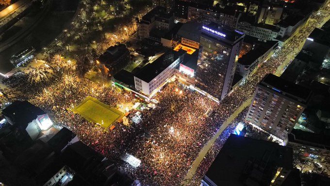 Protest je organiziran u danu kad su obilježena četiri mjeseca od pada nadstrešnice na nedavno renoviranoj željezničkoj stanici u Novom Sadu