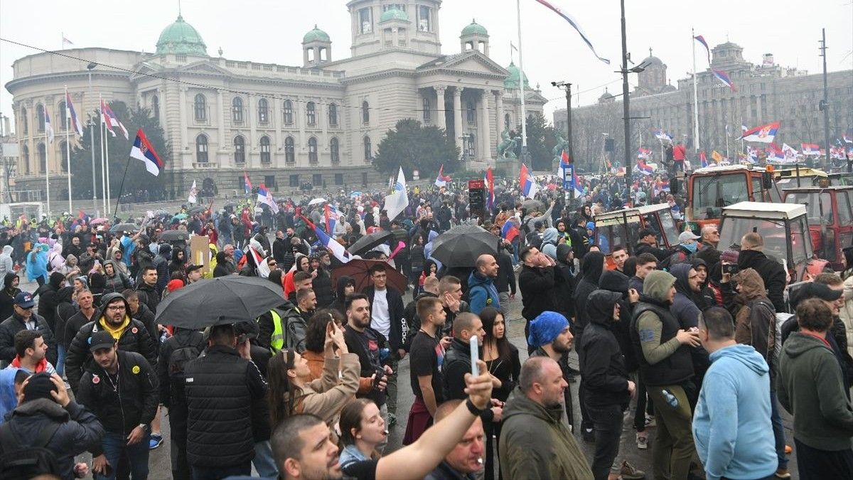 Odavanje pošte u Beogradu je prekinuto panikom građana gdje je nastao stampedo, a sumnja se da je upotrijebljen zvučni top