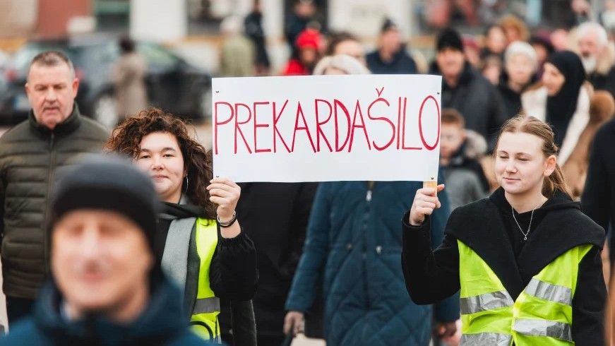 Glavni povod je vijest o pronalasku 31 djeteta u jednoj porodičnoj kući u brčanskom naselju Ivici, među kojima su bebe i djeca uzrasta do 12 godina
