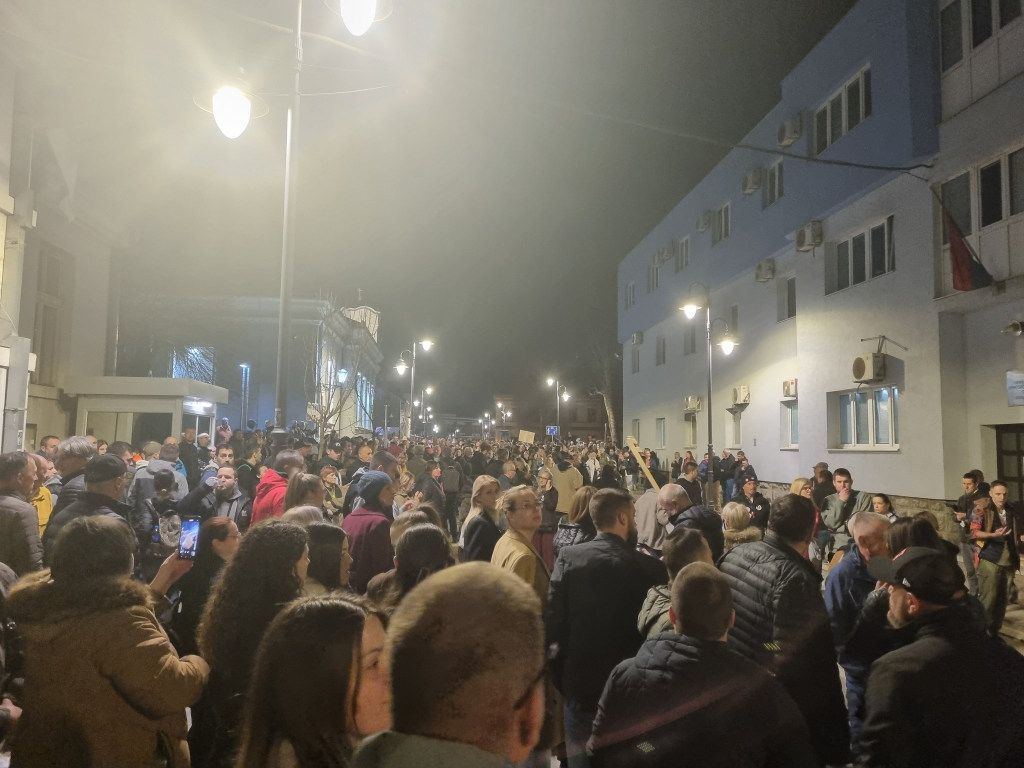 Sumnja se da je na građane ispaljen zvučni top iz nekog uređaja, čija je upotreba u Srbiji zabranjena