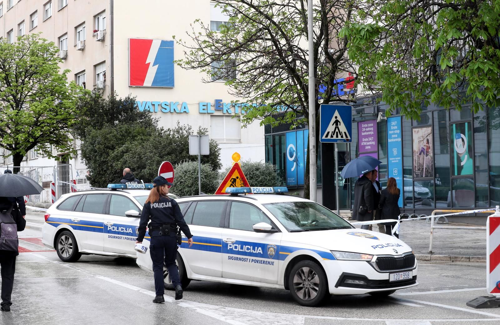 Nezvanično se saznaje da su na mjesto događaja prve stigle dvije policijske službenice na koje je pljačkaš počeo pucati