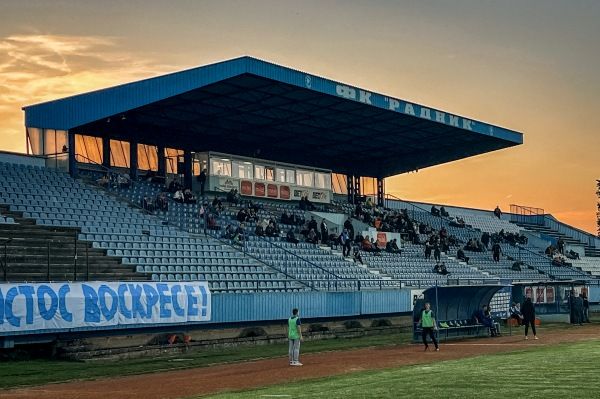 Manijaci nisu najavili odlazak na ovu utakmicu, no njih oko 150 pojavilo se u Semberiji i od prve minute utakmice bodrili svoje ljubimce protiv Radnika.