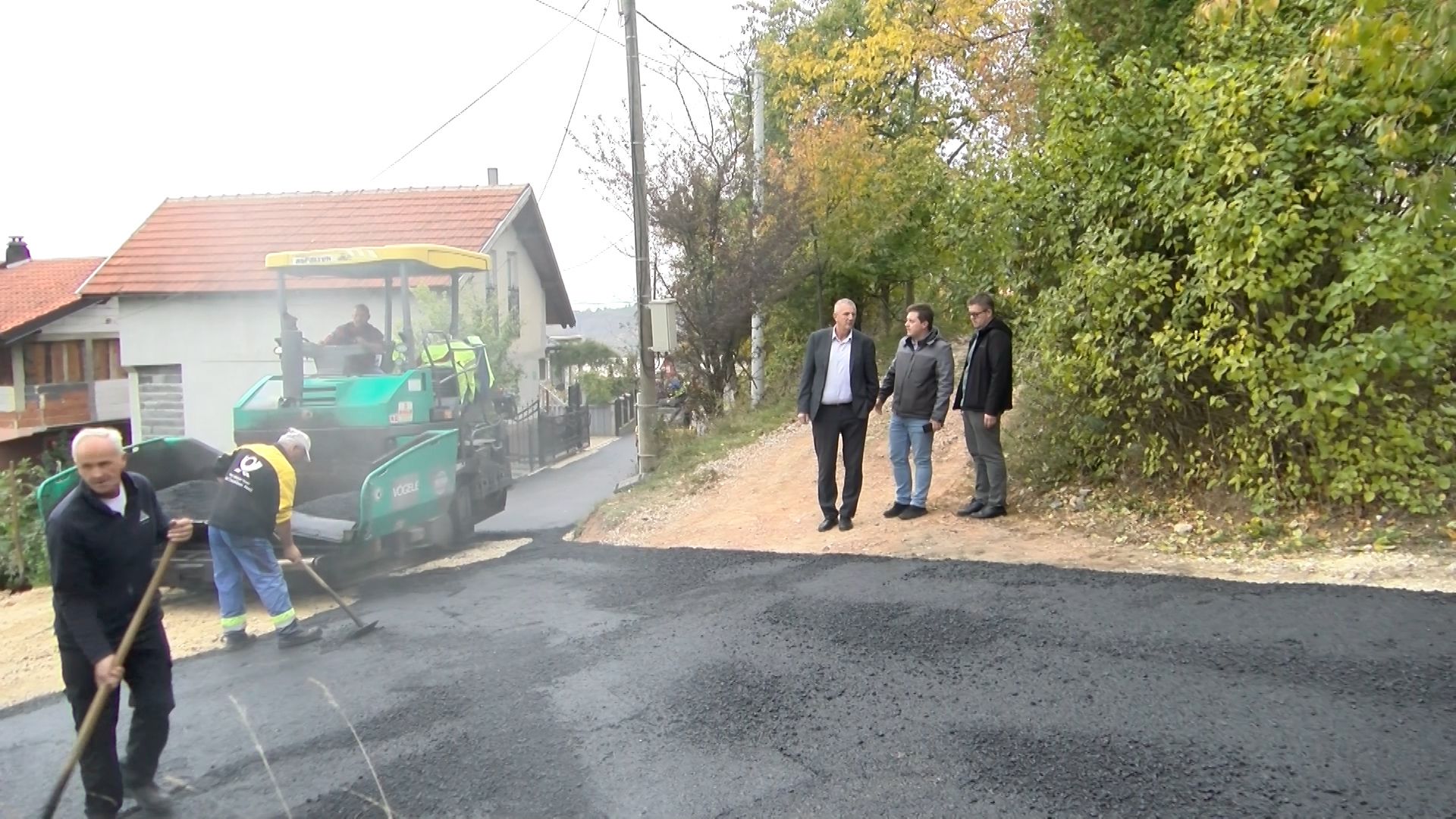 Vrijednost ugovorenih radova koji se odnose na ugradnju habajućeg sloja asfalta za dio saobraćajnice iznosi cca 15.000,00 KM, a finansiraju se sredstvima Budžeta Općine Vogošća. 