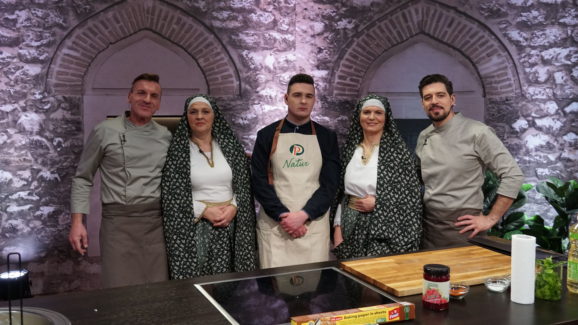 U duhu tradicije spremali su i naši chefovi Miran i Safet uz pomoć njihovog mladog kolege Enisa