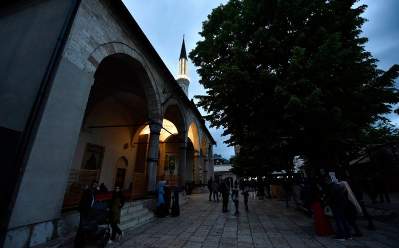 Vjernici pojačavaju svoje ibadete koje svakodnevno obavljaju kako bi se još više približili Bogu i tražili milost i oprost za svoje grijehe
