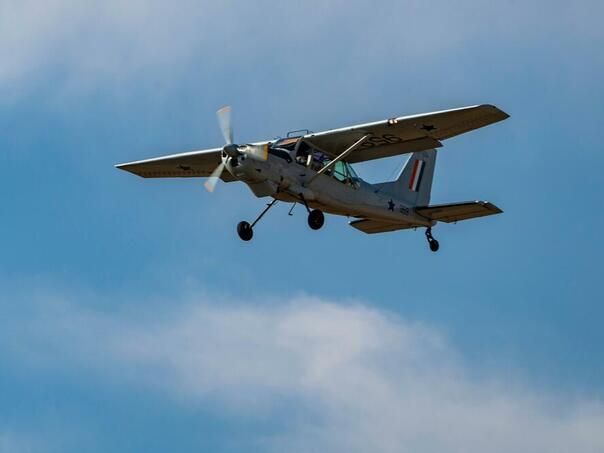 Prema nezvaničnim informacijama, avion jeste sletio na lokaciju i bio je privezan, ali je od udara vjetra upao u Savu i nastavio dalje da pluta