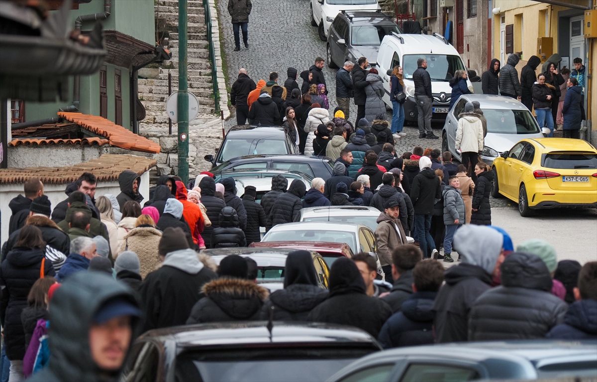Mirišu mahale: Dugi redovi za somune ispred sarajevskih pekara