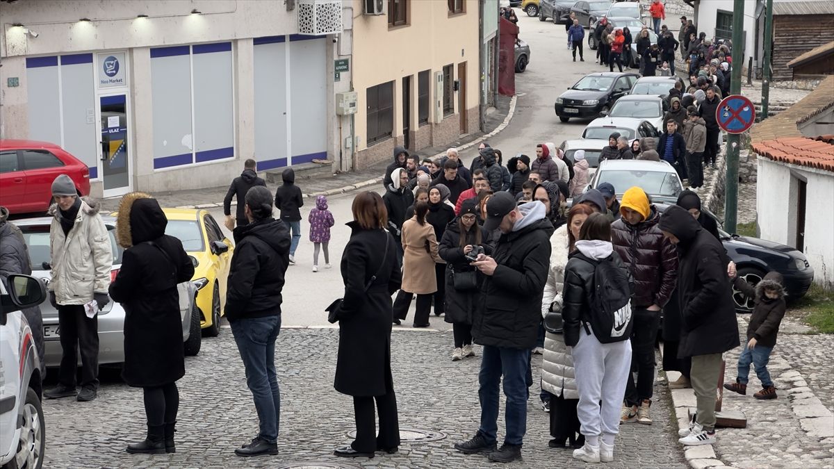 Mirišu mahale: Dugi redovi za somune ispred sarajevskih pekara