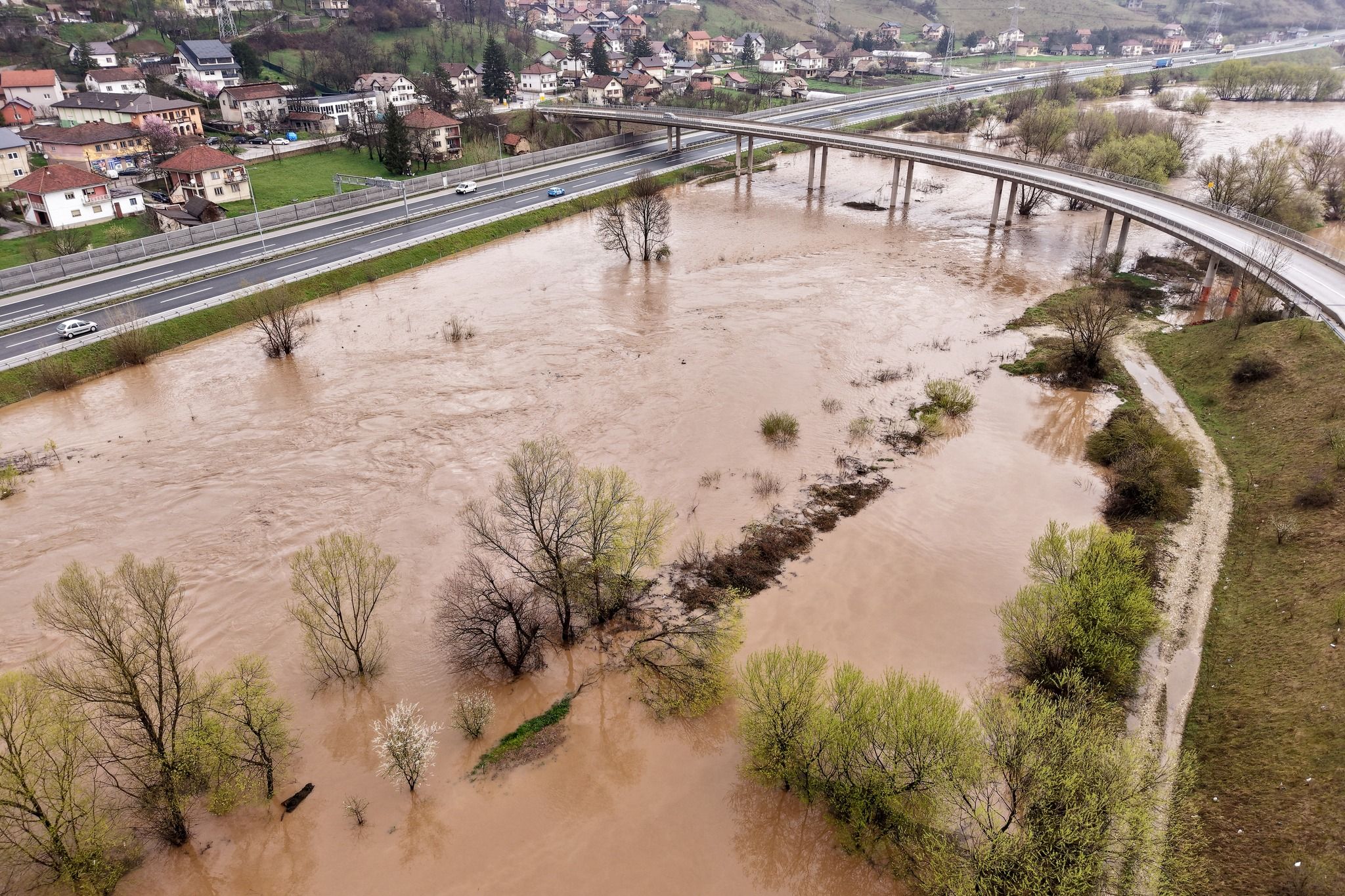 Dramatične scene iz zraka: Nabujala rijeka Bosna se izlijeva na ulazu u Sarajevo