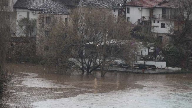 Stanovništvo na ugroženim područjima, naročito uz rijeke koje nemaju izgrađene zaštitne objekte, treba biti upozoreno