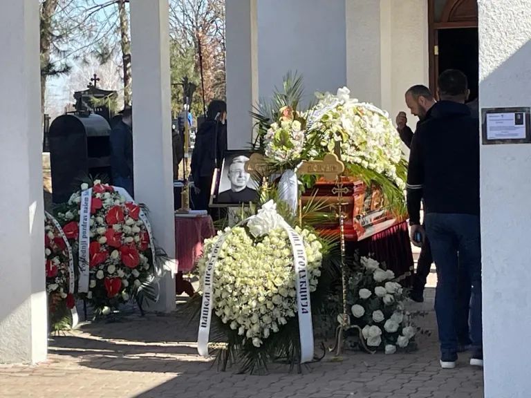 Saša Popović sahranjen uz pjesmu Zvonke Bogdana: Supruga i djeca slomljeni od bola