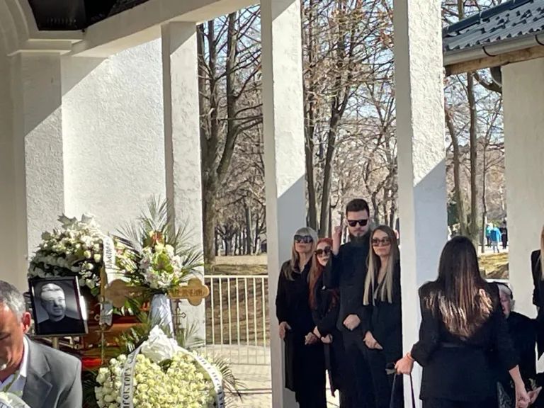 Saša Popović sahranjen uz pjesmu Zvonke Bogdana: Supruga i djeca slomljeni od bola