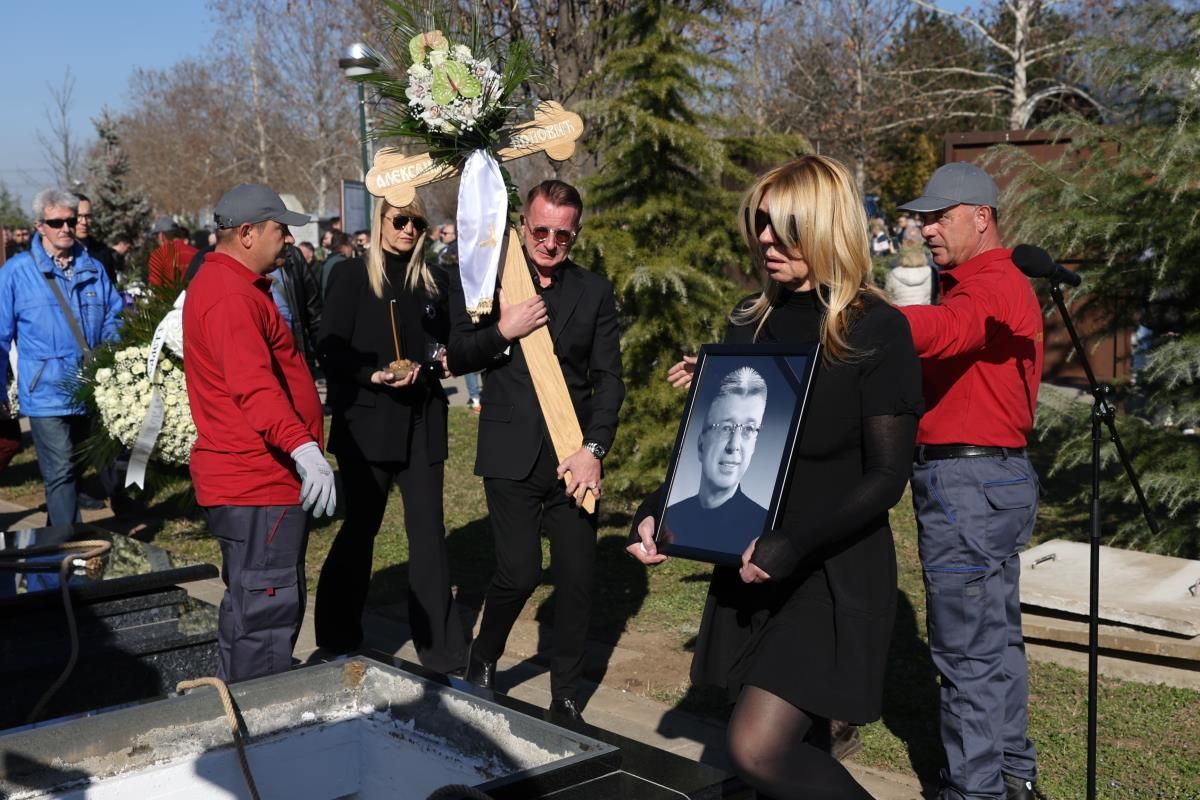 Sašina supruga Suzana Jovanovi slomljena od tuge sa djecom je položila vijenac od bijelih ruža i orhideja na kovčeg...