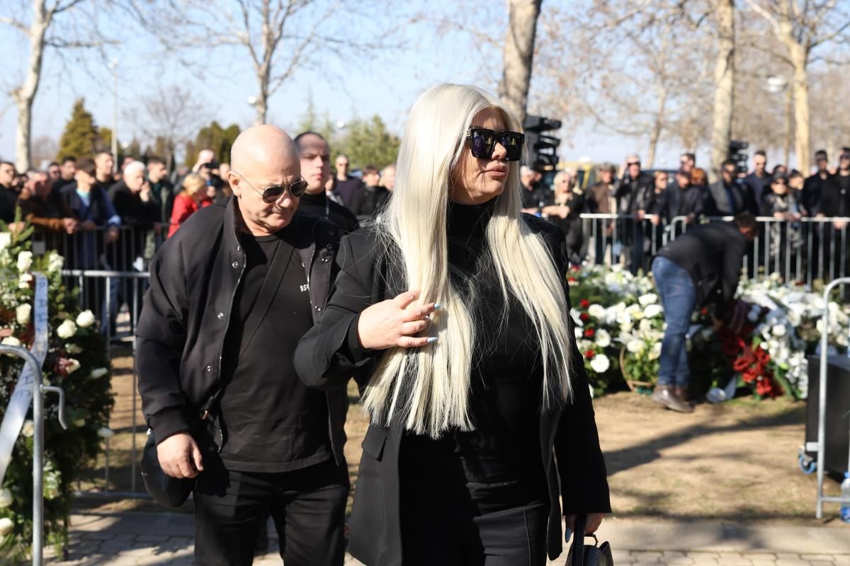 Saša Popović sahranjen uz pjesmu Zvonke Bogdana: Supruga i djeca slomljeni od bola