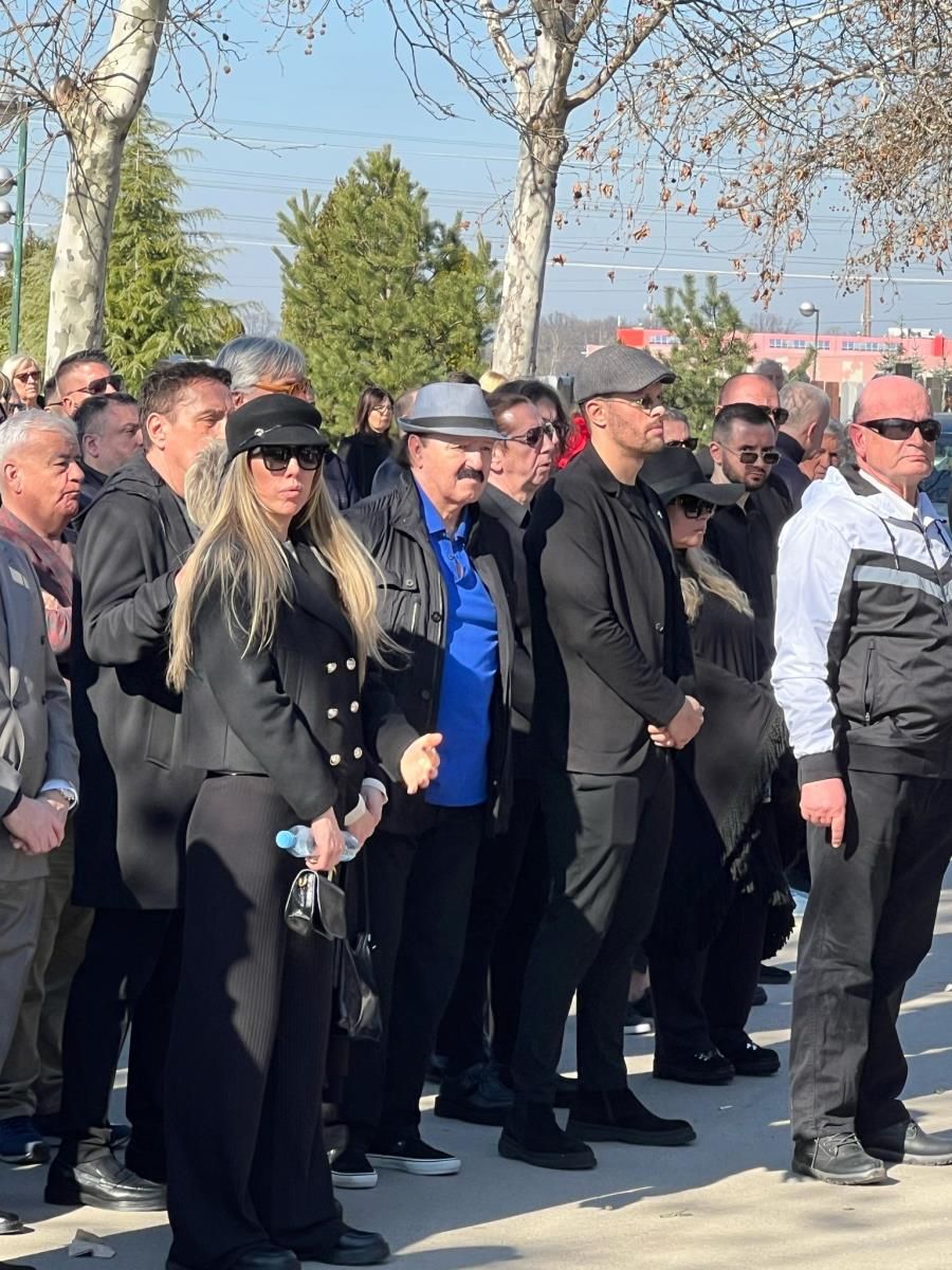 Saša Popović sahranjen uz pjesmu Zvonke Bogdana: Supruga i djeca slomljeni od bola