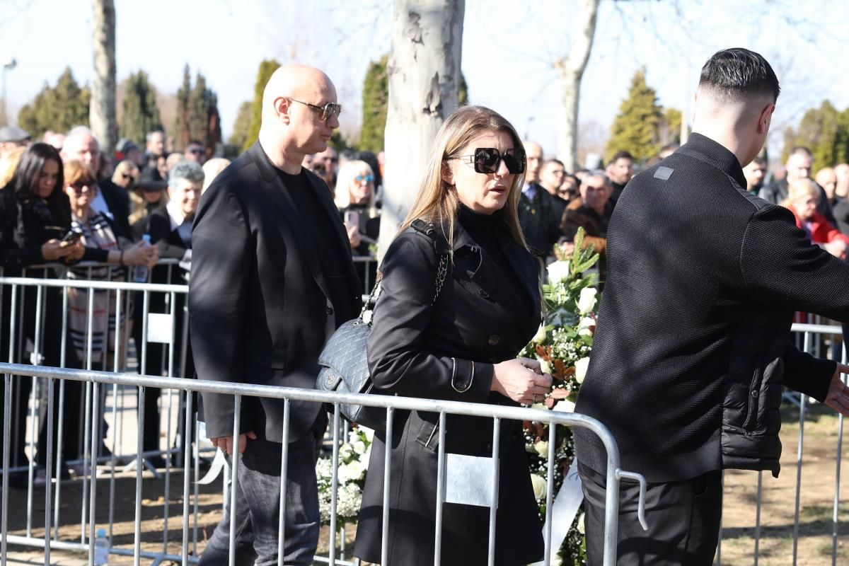 Saša Popović sahranjen uz pjesmu Zvonke Bogdana: Supruga i djeca slomljeni od bola