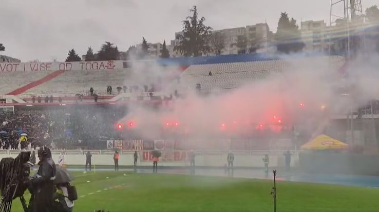 Navijačka grupa Ultras Mostar na današnjem mostarskom derbiju zapalila je ranije otuđene transparente navijača Veleža popularnih Red Armya.
