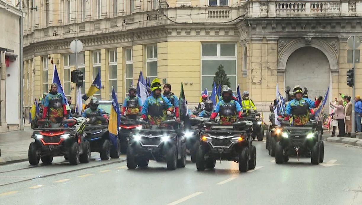 U poslijepodnevnim satima stotine automobila, motocikala i terenskih vozila prodefilovale ulicama Sarajeva