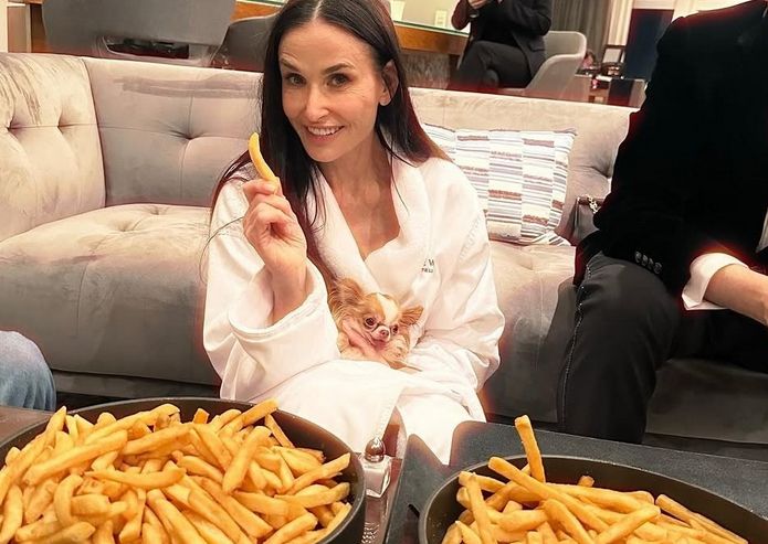 Nakon što je Demi Moore, zvijezda filma "The Substance" ostala bez Oscara u kategoriji najbolje glumice, ona se raskomotila, skinula šminku i "bacila se na pomfrit"
