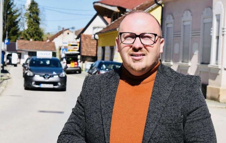 Ovo je alarmantan podatak i pokazuje da budžet služi za uhljebljivanje, a ne za razvoj, poručio je Spahić