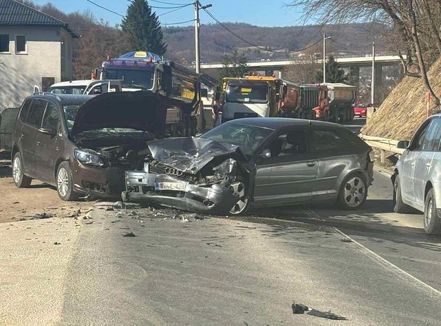 Nesreća u Sarajevu: Sudar tri vozila, jedna osoba teže povrijeđena