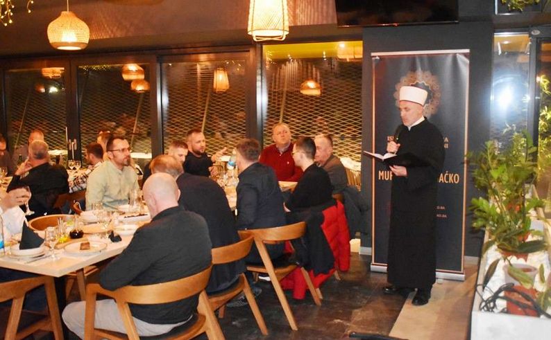 Iftar je poslužio kao prilika za privrednike da razmijene iskustva, dodatno se upoznaju i u ugodnom ambijentu razgovaraju o poslovnim planovima, idejama i izazovima
