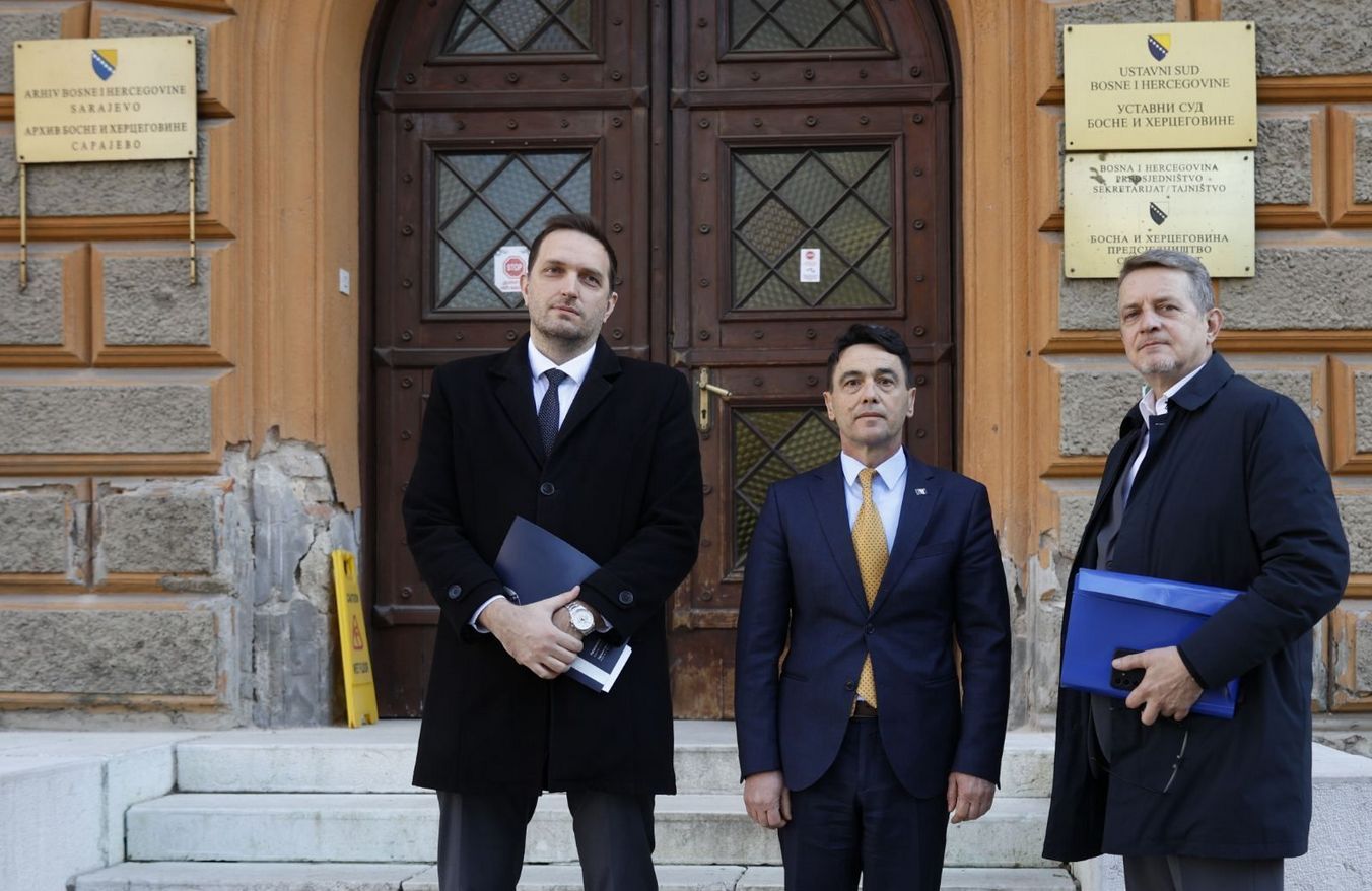 Podsjećamo, nakon što je Milorad Dodik sinoć potpisao ukaz, u "Službenom glasniku RS" su osvanuli zakoni kojima se zabranjuje rad Tužilaštva, Suda BiH, SIPA-e i VSTV-a BiH u RS