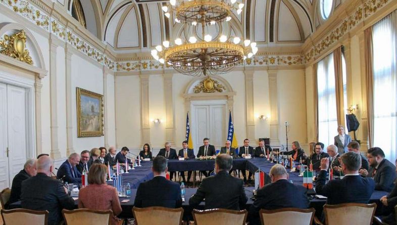 Bećirović je naglasio kako je bitno poslati poruku da će na eventualni pokušaj ugrožavanja mira i sigurnosti organi države Bosne i Hercegovine, NATO i EUFOR odgovoriti odlučno 