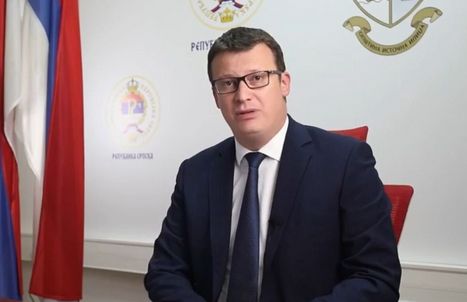Pokreneš sud pa kukaš što ti sude. Prijetiš, improvizuješ, nedužne uvlačiš, strah utjeraš pa smiruješ, huškaš brata na brata, odugovlačiš, naveo je