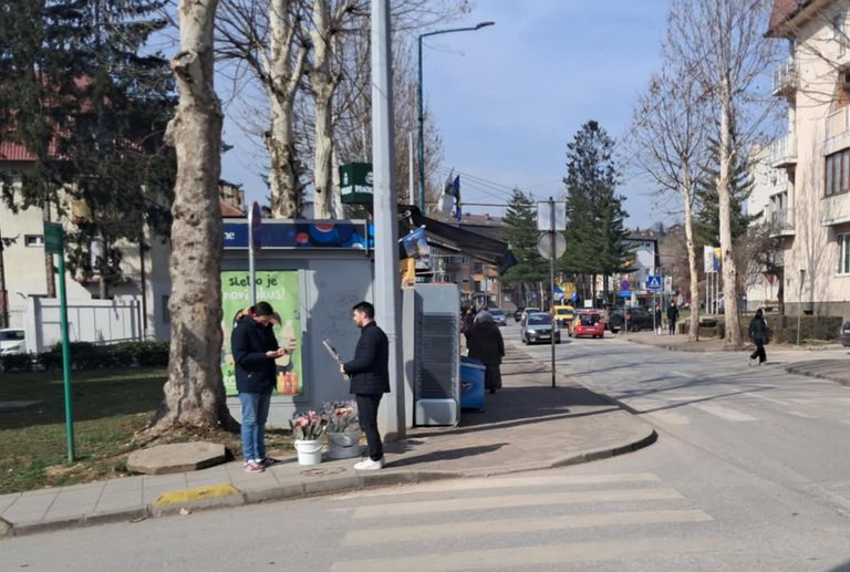 Cvijeća ima samo treba maraka: Evo šta smo zabilježili na ulicama za Dan žena