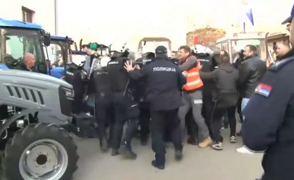 Mi smo seljaci, nismo u partiji, ne možete nas zaustaviti, nismo plaćenici, nismo ljudski talog, rekao je jedan od poljoprivrednika