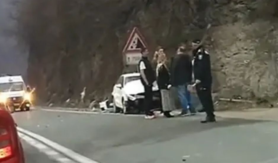 Saobraćajna nesreća u kojoj su dvije osobe zadobile povrede dogodila se danas na dijelu puta M17 između Zenice i Nemile.