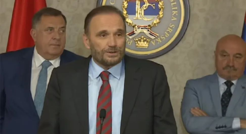 Anto Nobilo javio se iz Banje Luke više pravo neće zastupati predsjednika RS-a Milorada Dodika. To je danas saopćio.