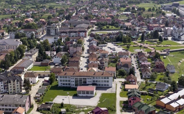 U realnom životu u Bratuncu nema nikakvih problema, ali se kod oba naroda osjeti nervoza i niko ne krije da znatan broj bošnjačkih porodica privremeno odlazi na područje Federacije