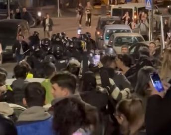 Studenti blokirali zgradu RTS-a, kordon policije se probio i tukao ih pendrecima
